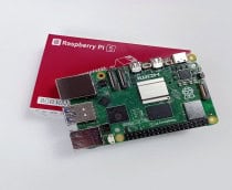 Imagem mostra caixa com Raspberry Pi 5. O Raspberry Pi é um computador de placa única tamanho cartão de crédito desenvolvido no Reino Unido.