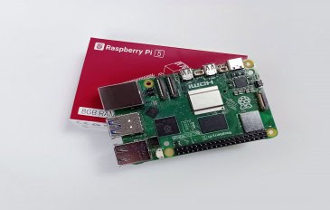 Imagem mostra caixa com Raspberry Pi 5. O Raspberry Pi é um computador de placa única tamanho cartão de crédito desenvolvido no Reino Unido.