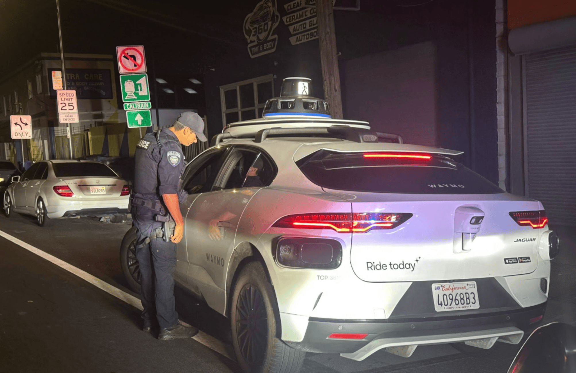 Waymo faz conversão proibida e polícia não sabe como aplicar multa
