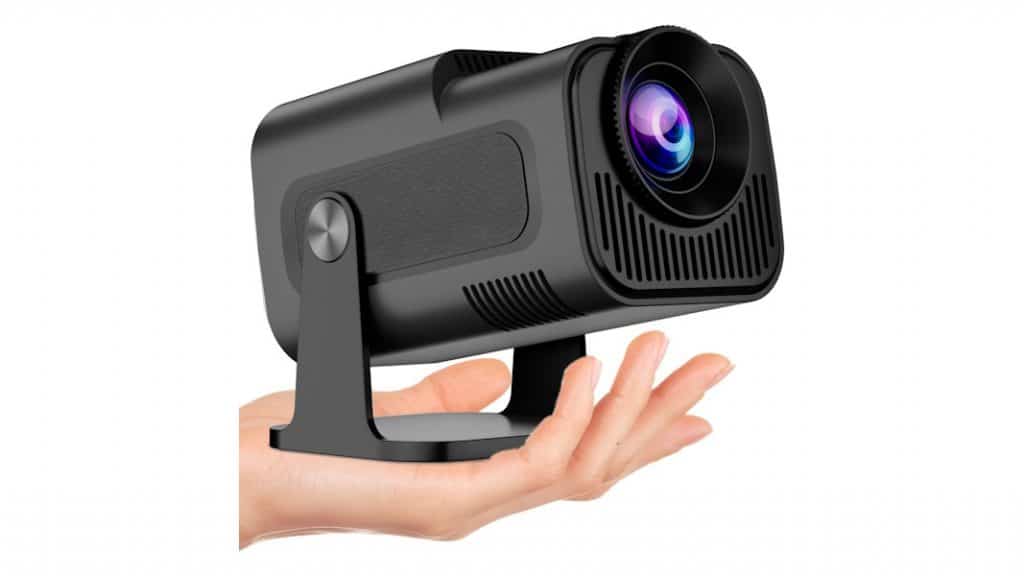 Do sofá ao cinema: projetores que transformam sua sala em uma telona A sua experiência audiovisual doméstica pode ser bastante parecida com a de uma sala de cinema: com um projetor de boa qualidade, você consegue assistir a filmes e séries em alta definição como se estivesse de frente para a telona. Com designs modernos, conectividade inteligente e corpo compacto, esses dispositivos vão além da simples reprodução de vídeos, oferecendo recursos como brilho elevado, correção automática e mais, garantindo uma experiência imersiva direto na sala da sua casa. Do sofá ao cinema: projetores que transformam sua sala em uma telona
