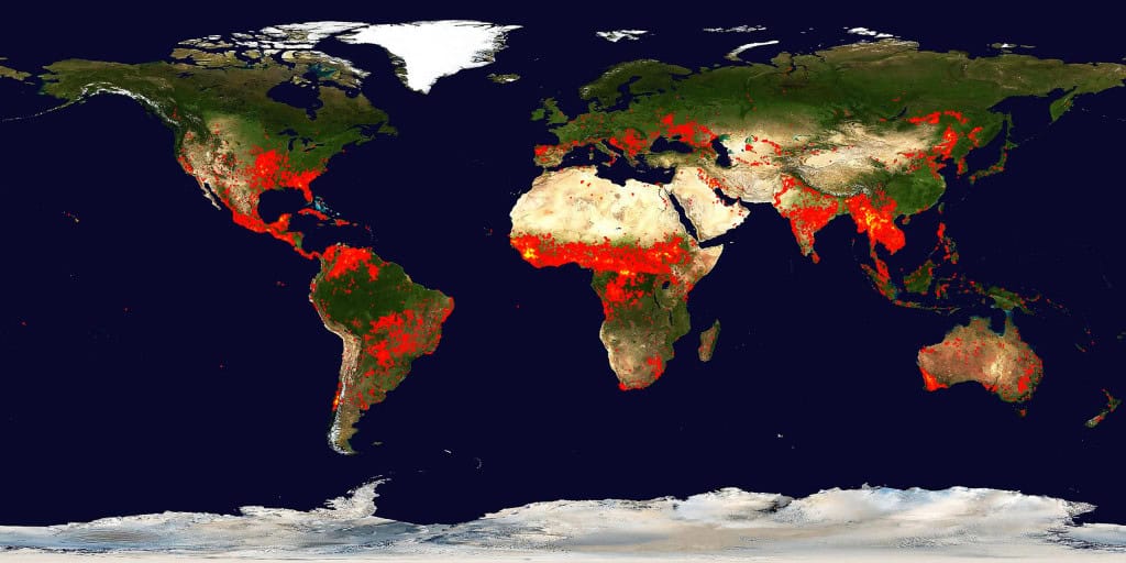 Imagem de satélite da Terra com áreas propensas a incêndios florestais exacerbadas em vermelho