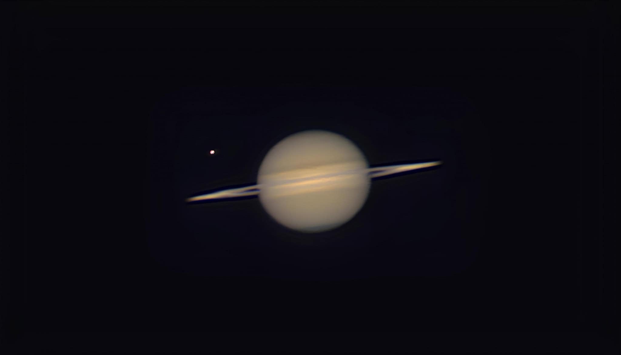 Saturno fotografado em 19 de setembro de 2025, dois dias antes da oposição. O pontinho brilhante próximo ao planeta é a lua Titã.