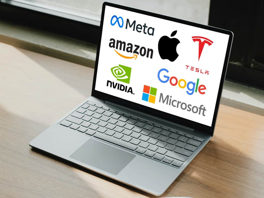 Logos das empresas chamadas de sete magníficas na tela de um notebook