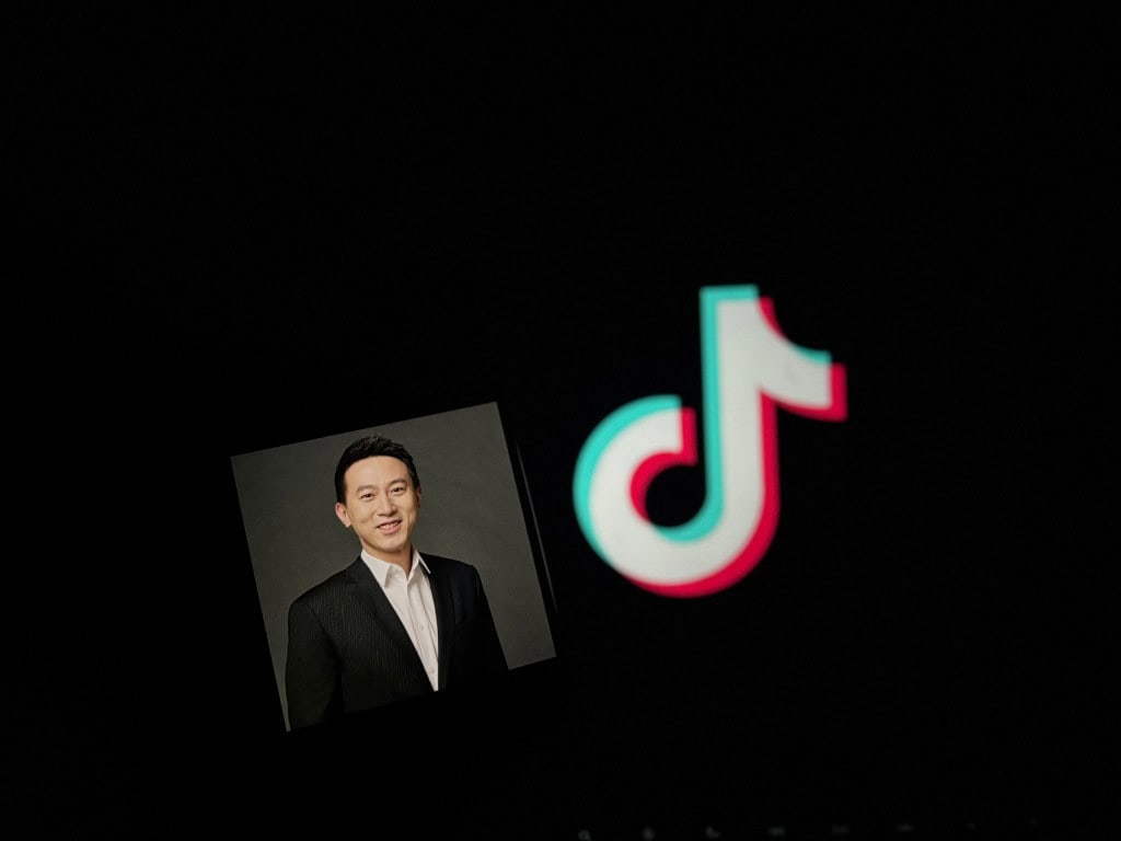 Foto de Shou Zi Chew ao lado do logo do TikTok