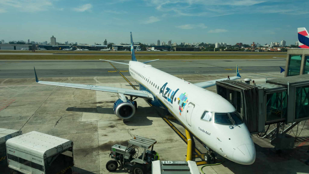 A Azul informou que 8 mil passageiros foram afetados pelos cancelamentos provocados pela instabilidade no GPS. Imagem: Stefan Lambauer/Shutterstock