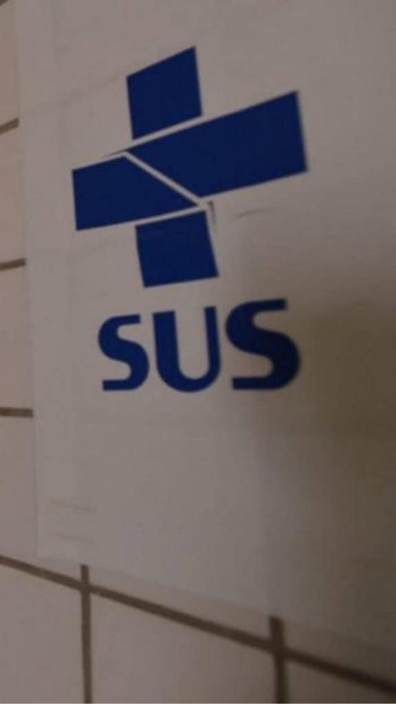 Logo do SUS em uma parede
