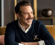 o ator Jason Sudeikis em cena da série Ted Lasso