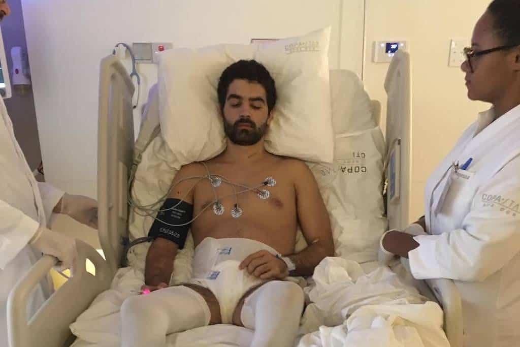 Bruno Drummond deitado em uma cama de hospital