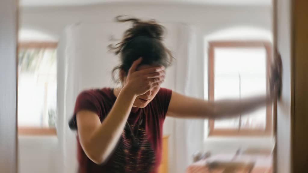 Mulher sofrendo de vertigem, tontura ou outro problema de saúde relacionado ao cérebro ou ouvido interno