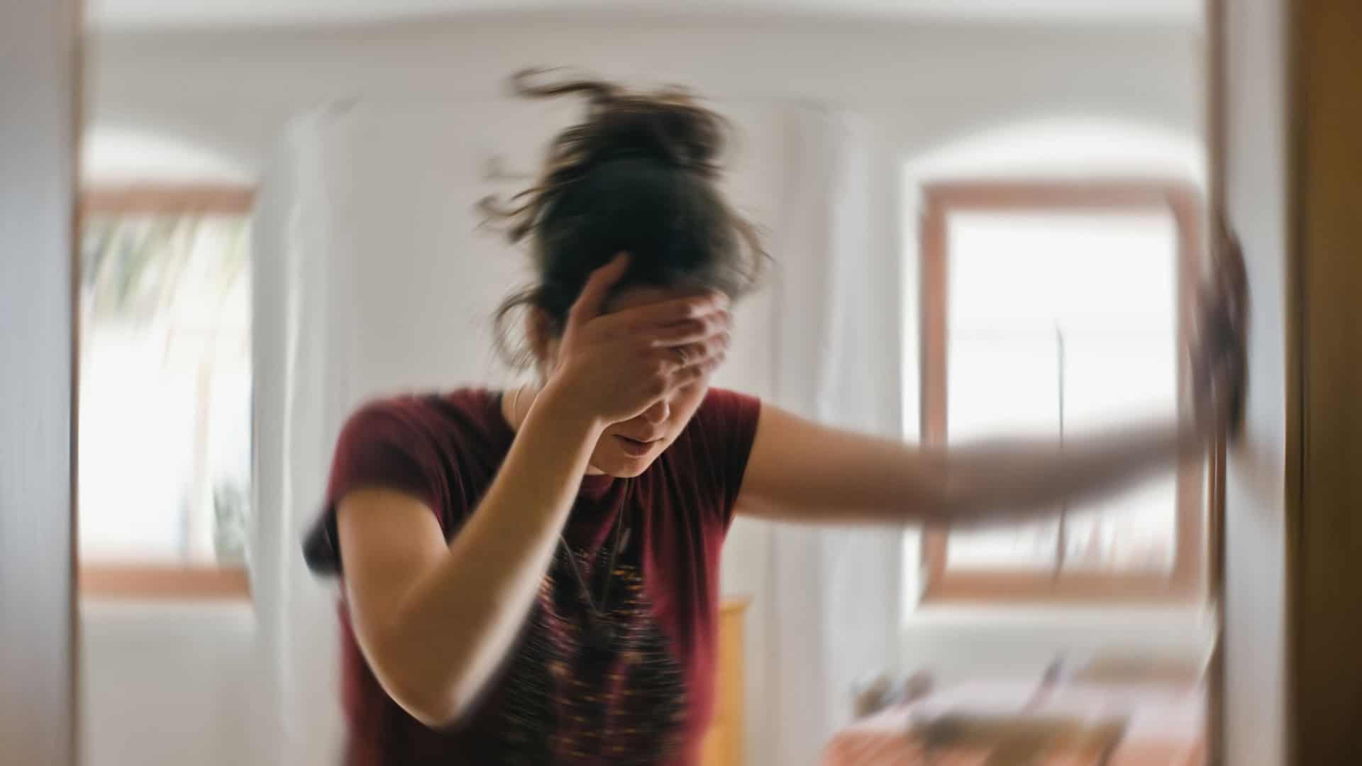 Mulher sofrendo de vertigem, tontura ou outro problema de saúde relacionado ao cérebro ou ouvido interno