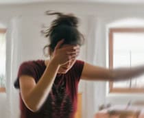 Mulher sofrendo de vertigem, tontura ou outro problema de saúde relacionado ao cérebro ou ouvido interno