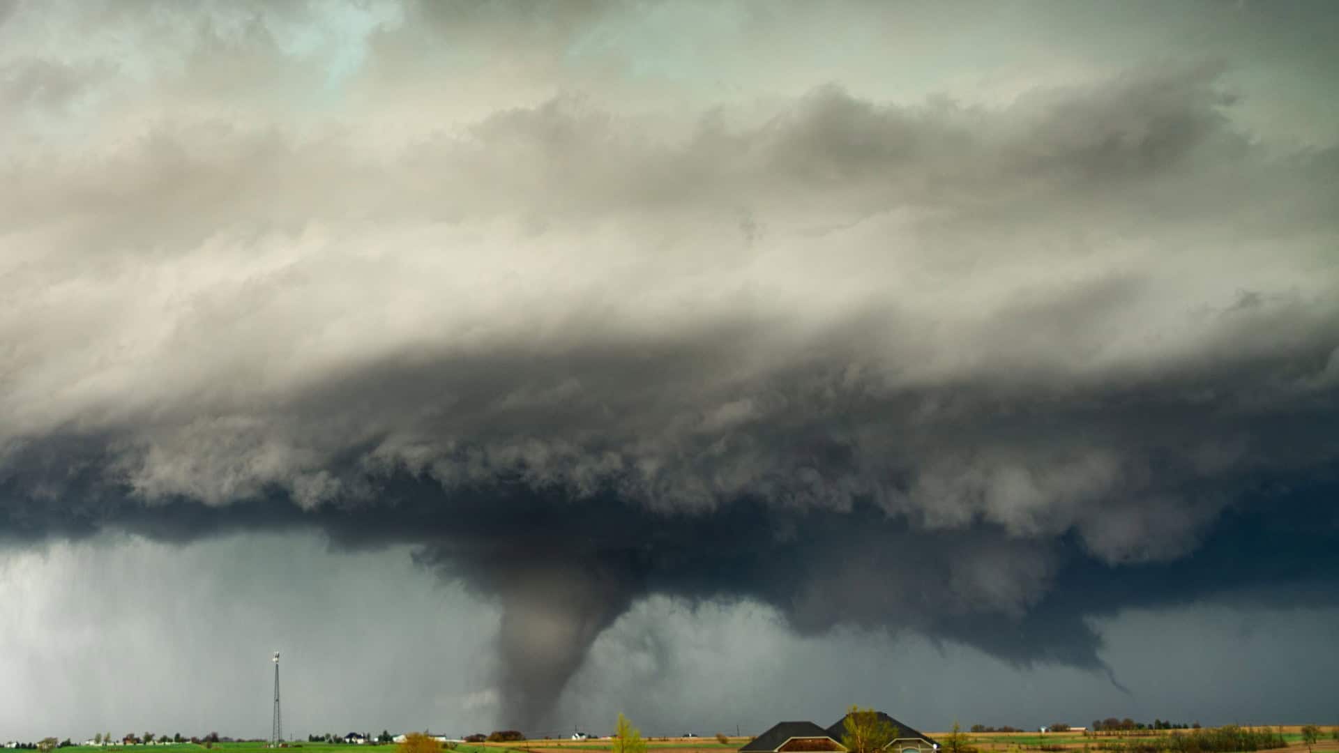 Tornado destrutivo devastando áreas rurais