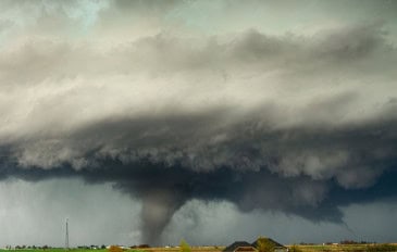 Tornado destrutivo devastando áreas rurais