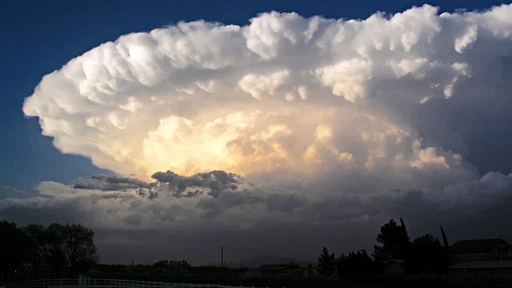 Existe tornado no Brasil? Descubra onde e por que eles acontecem Os tornados são conhecidos como alguns dos fenômenos atmosféricos mais intensos e destrutivos do planeta. Embora sejam mais comuns nos Estados Unidos, o Brasil também está entre os países com maior incidência, devido às condições climáticas favoráveis em determinadas regiões. Existe tornado no Brasil? Descubra onde e por que eles acontecem