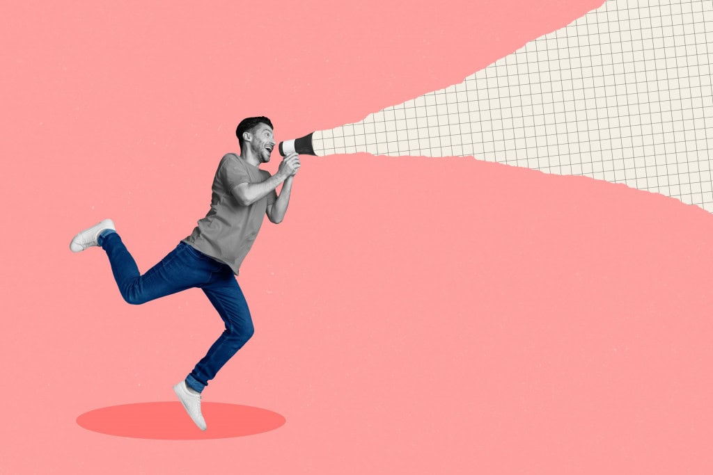 Imagem ilustrativa de colagem que mostra homem jovem falando com um megafone em fundo rosa