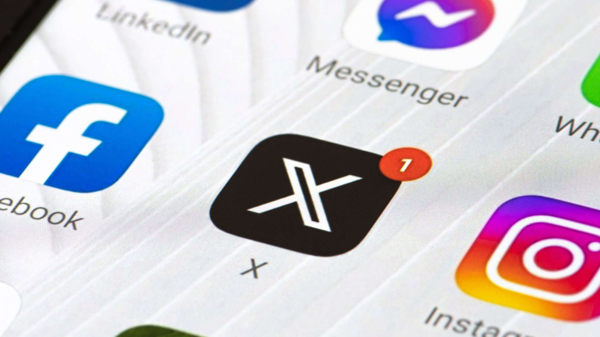 Logo do app do X em um smartphone