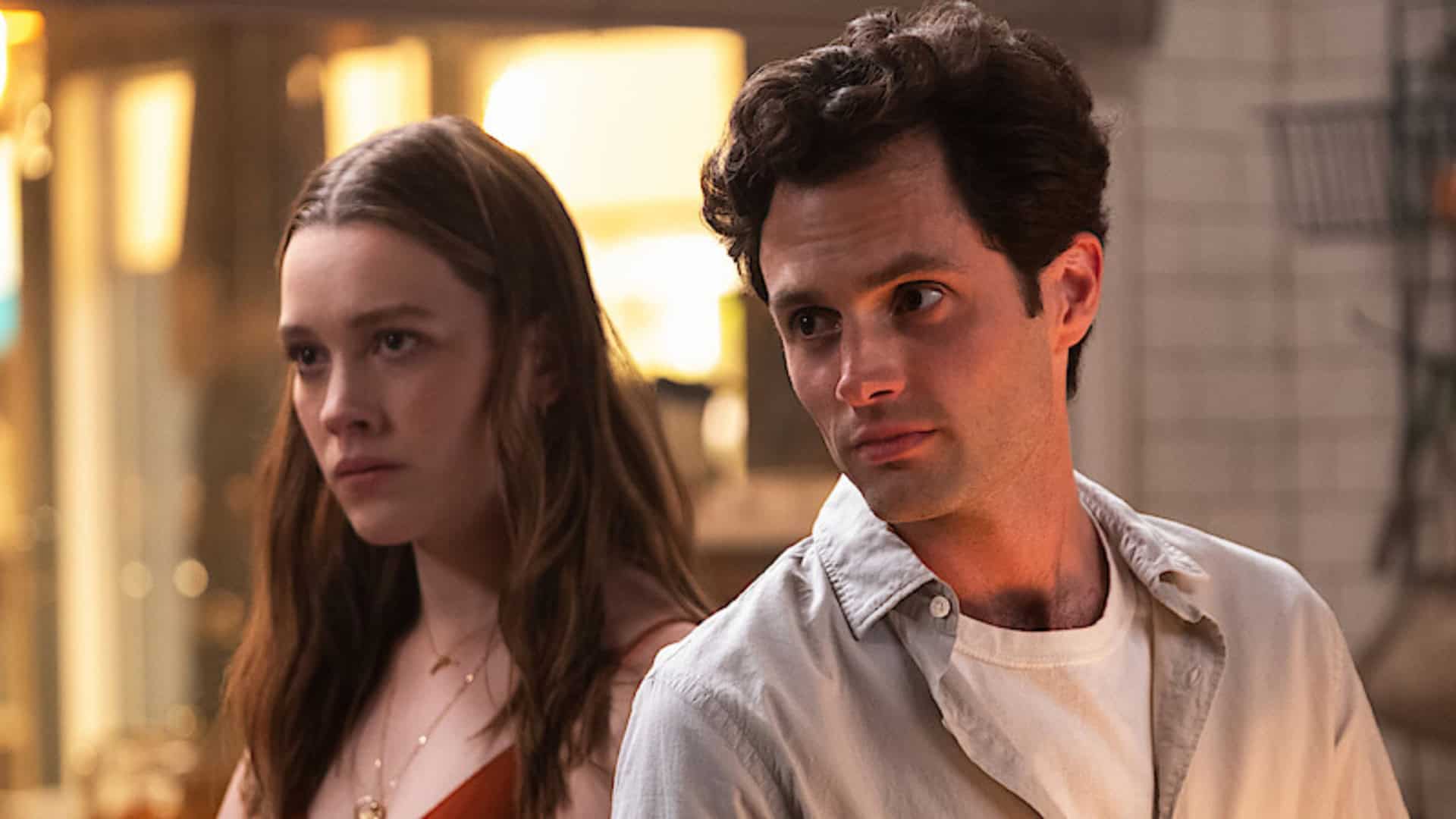 cena da série You com os personagens Joe e Love