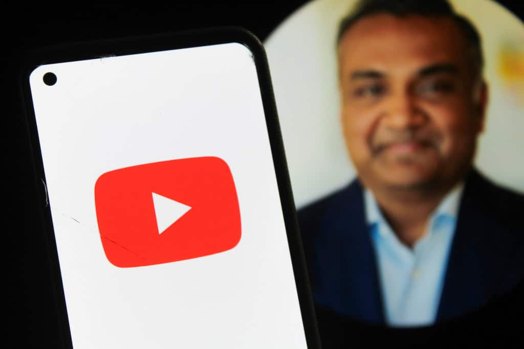 logotipo do youtube com a foto de neal mohan, diretor executivo do youtube, no fundo