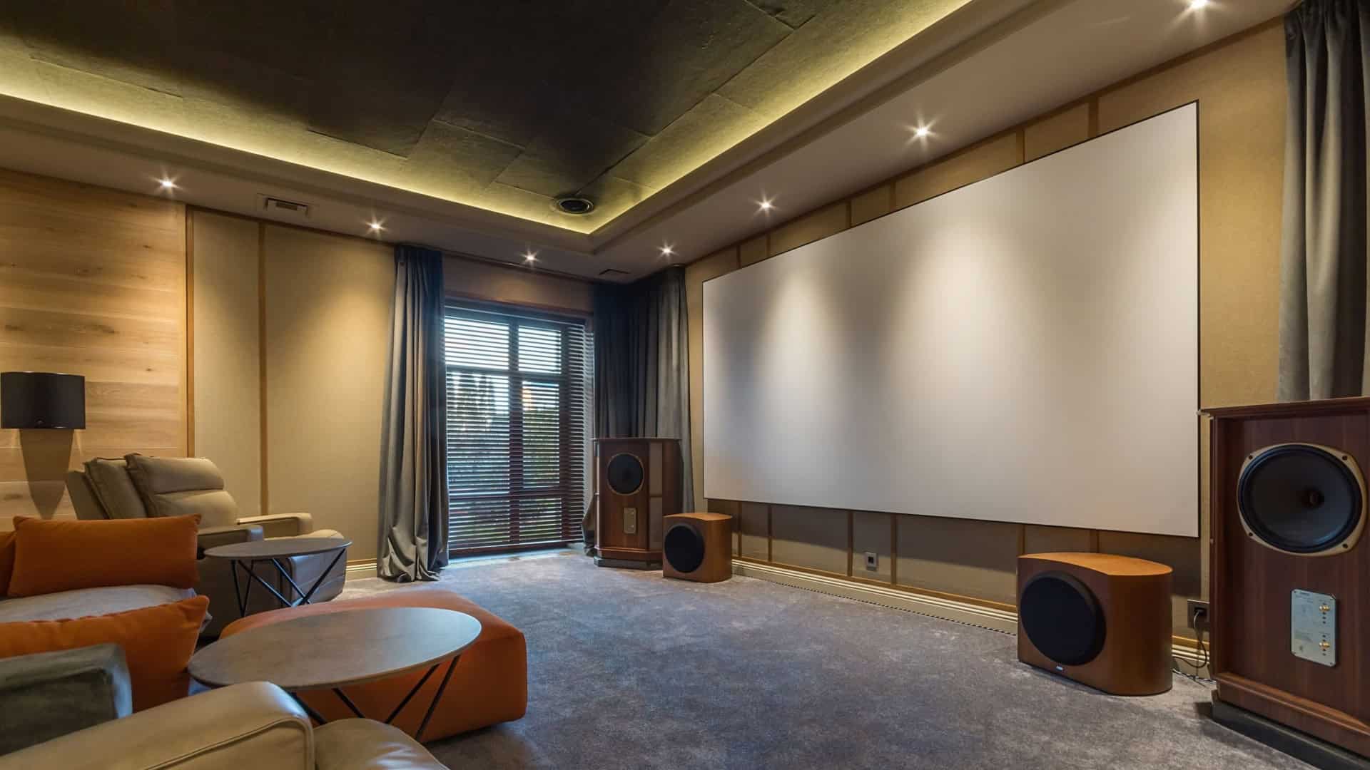 Sistema de home theater moderno e elegante com TV de tela plana e som surround na sala de estar