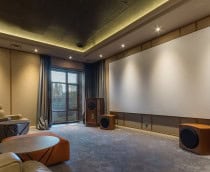 Sistema de home theater moderno e elegante com TV de tela plana e som surround na sala de estar