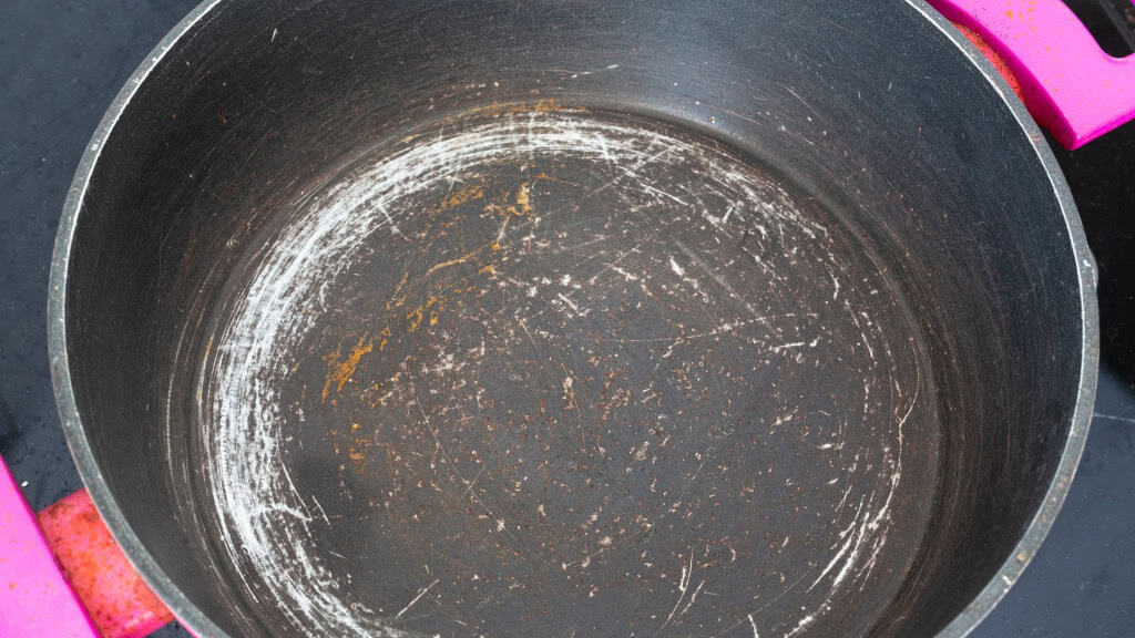 panela de teflon antiaderente toda arranhada