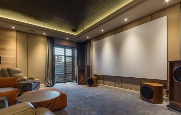 Sistema de home theater moderno e elegante com TV de tela plana e som surround na sala de estar
