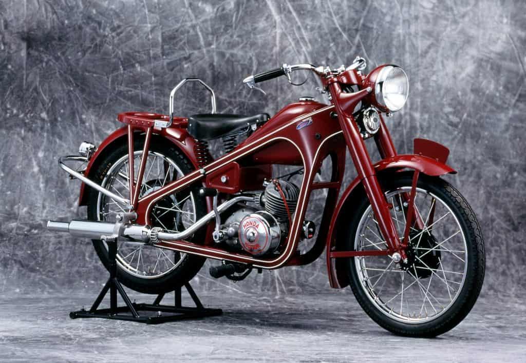 Honda vai investir R$ 1,6 bilhão em fábrica de motos em Manaus De olho no aumento da demanda por motocicletas no Brasil e no mundo, a Honda vai investir R$ 1,6 bilhão ao longo de quatro anos, de 2026 a 2029, em sua fábrica em Manaus, no Amazonas. O plano inclui a expansão da capacidade da linha de produção por meio da introdução de novos equipamentos, a otimização dos processos por meio da modificação do layout das linhas e a melhoria da logística interna da fábrica. 1949-Dream-D-Type-source-1
