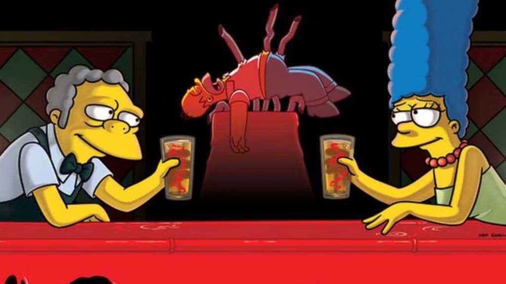 Marge e Moe bebendo cerveja feita do Homer, que está empalado ao fundo