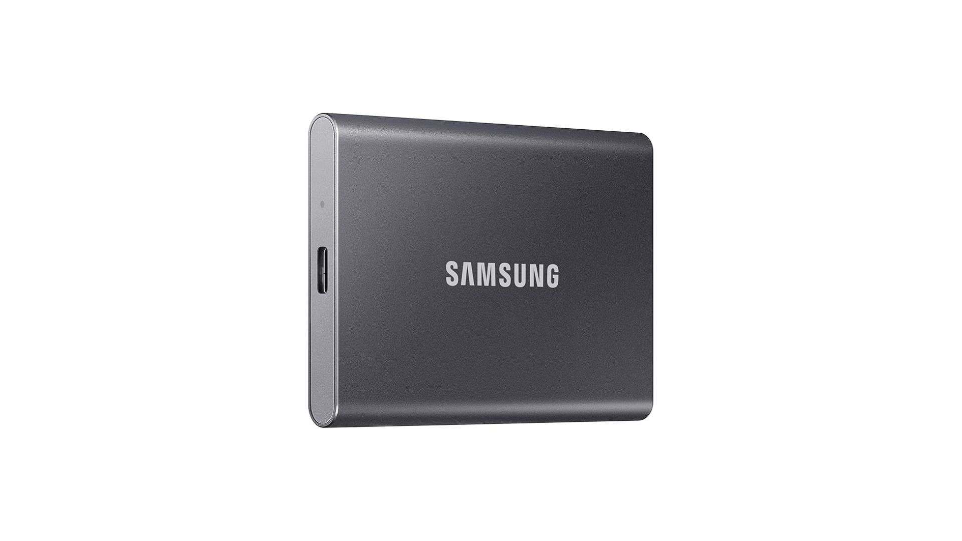 Mais espaço e velocidade: SSD portátil Samsung em oferta transfere arquivos enormes em segundos Quando o computador começa a ficar lento, uma das primeiras causas é o acúmulo de arquivos grandes: vídeos, fotos e backups que ocupam todo o espaço interno. E nem sempre os HDs externos tradicionais conseguem oferecer a velocidade e a confiabilidade que o dia a dia exige, especialmente para quem trabalha com edição de vídeos, fotografia ou grandes volumes de dados. Mais espaço e velocidade: SSD portátil Samsung em oferta transfere arquivos enormes em segundos