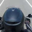 Motociclista dirigindo uma BMW GS R 1200 Adventure vermelha na região de Aosta, Itália, 3 de junho de 2017