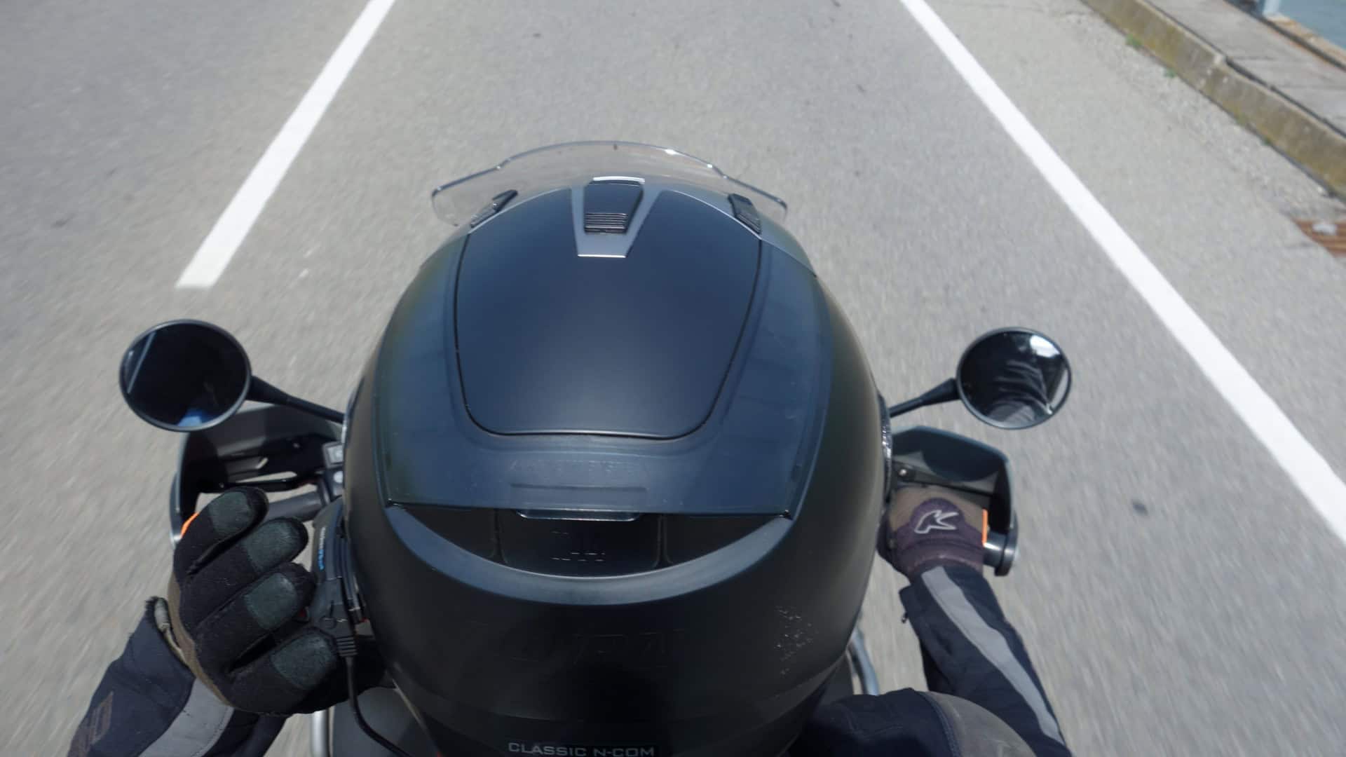 Motociclista dirigindo uma BMW GS R 1200 Adventure vermelha na região de Aosta, Itália, 3 de junho de 2017