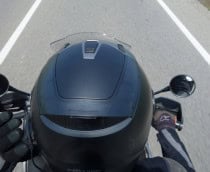 Motociclista dirigindo uma BMW GS R 1200 Adventure vermelha na região de Aosta, Itália, 3 de junho de 2017