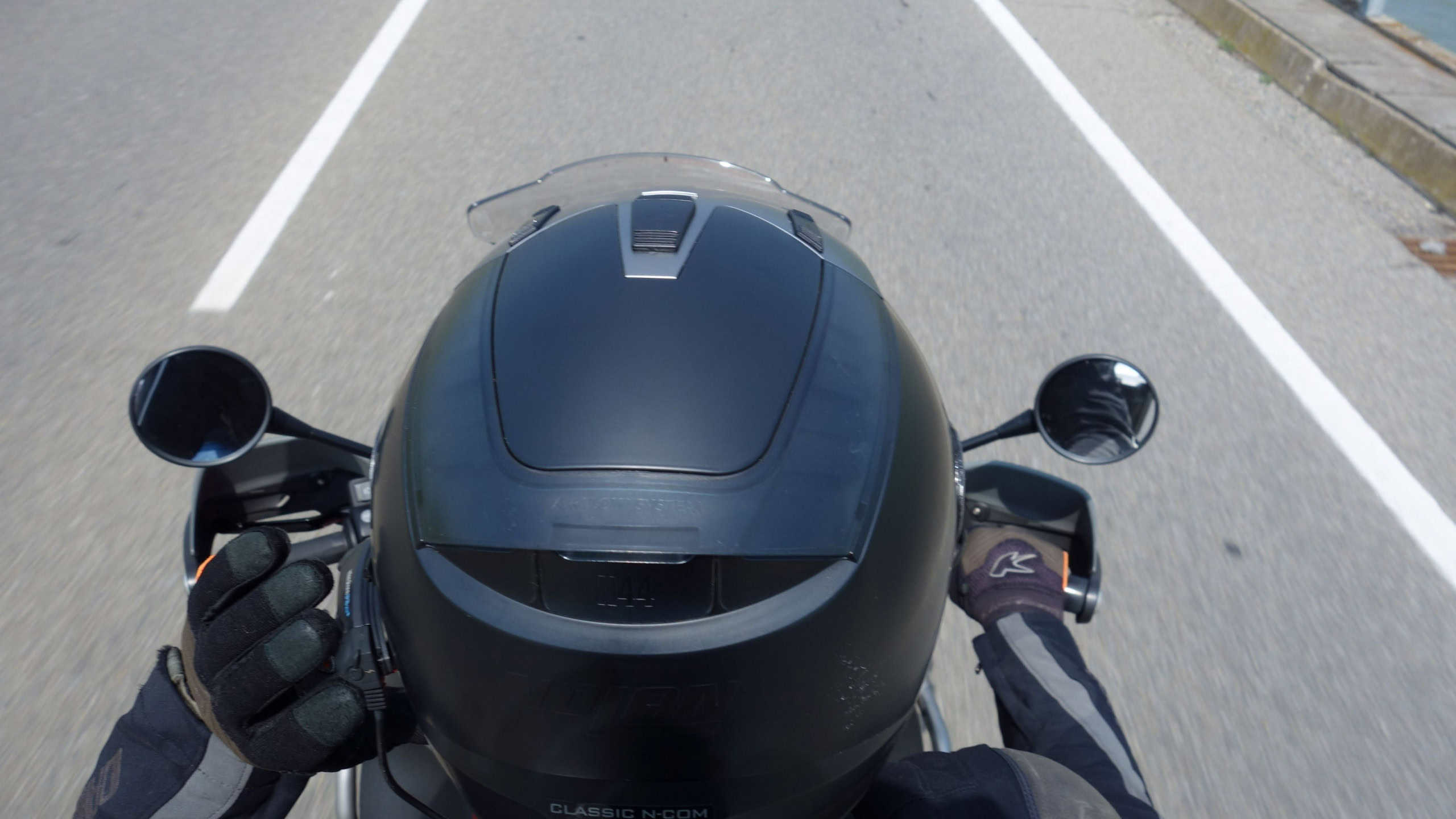 Capacete com Bluetooth dá multa? O que diz a lei de trânsito