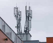 Rede de Telecomunicações – Antenas transmissoras do sistema GSM no telhado do edifício.