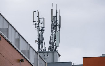 Rede de Telecomunicações – Antenas transmissoras do sistema GSM no telhado do edifício.