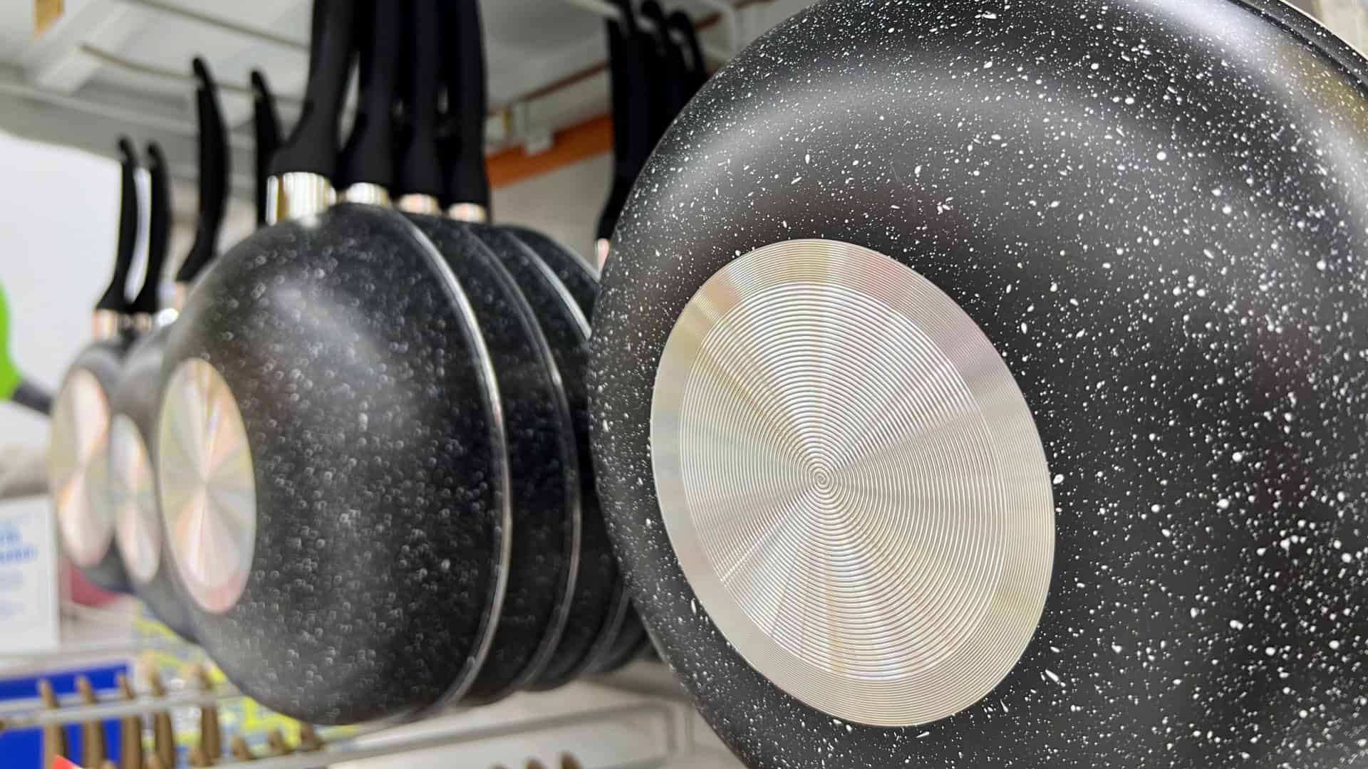 panelas de teflon pretas expostas em loja