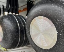 panelas de teflon pretas expostas em loja