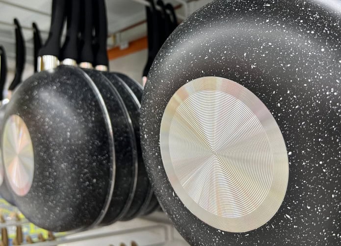 panelas de teflon pretas expostas em loja