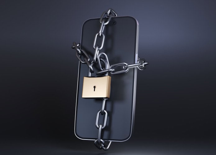 celular sobre fundo preto acorrentado e com cadeado