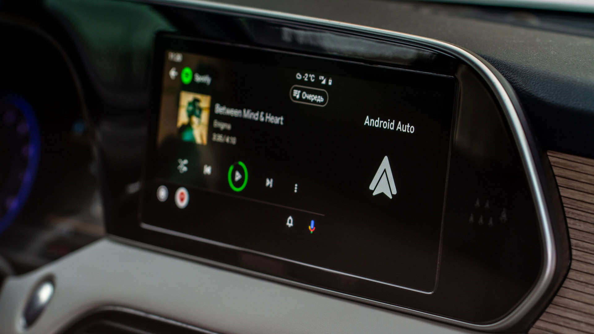 Moscou, Rússia - 18 de dezembro de 2021 Android Auto na tela. Tela inicial. Carro moderno. Interior em close-up. Visão em close-up da mídia do carro. Tela inicial. Tradução 