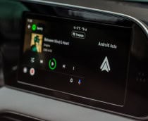 Moscou, Rússia - 18 de dezembro de 2021 Android Auto na tela. Tela inicial. Carro moderno. Interior em close-up. Visão em close-up da mídia do carro. Tela inicial. Tradução 