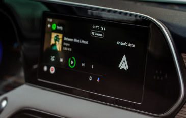 Moscou, Rússia - 18 de dezembro de 2021 Android Auto na tela. Tela inicial. Carro moderno. Interior em close-up. Visão em close-up da mídia do carro. Tela inicial. Tradução 