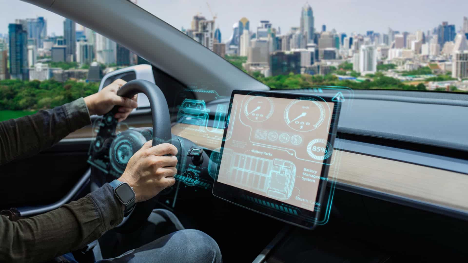 Uma pessoa dirigindo um carro elétrico com um painel futurista e de alta tecnologia e o horizonte da cidade ao fundo.