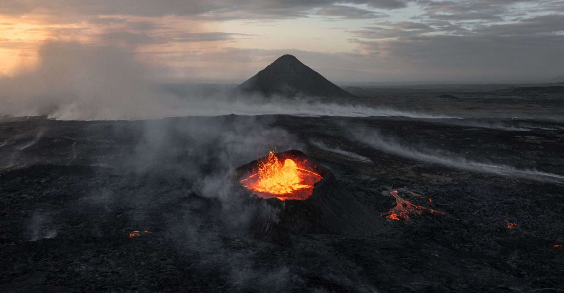 Cinzas preservadas no gelo da Antártida mostram que duas explosões vulcânicas, possivelmente simultâneas, causaram um resfriamento global há 600 anos (Imagem: World Footage/iStock)