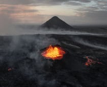 Cinzas preservadas no gelo da Antártida mostram que duas explosões vulcânicas, possivelmente simultâneas, causaram um resfriamento global há 600 anos (Imagem: World Footage/iStock)