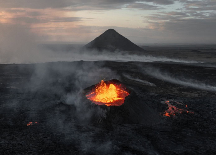 Cinzas preservadas no gelo da Antártida mostram que duas explosões vulcânicas, possivelmente simultâneas, causaram um resfriamento global há 600 anos (Imagem: World Footage/iStock)