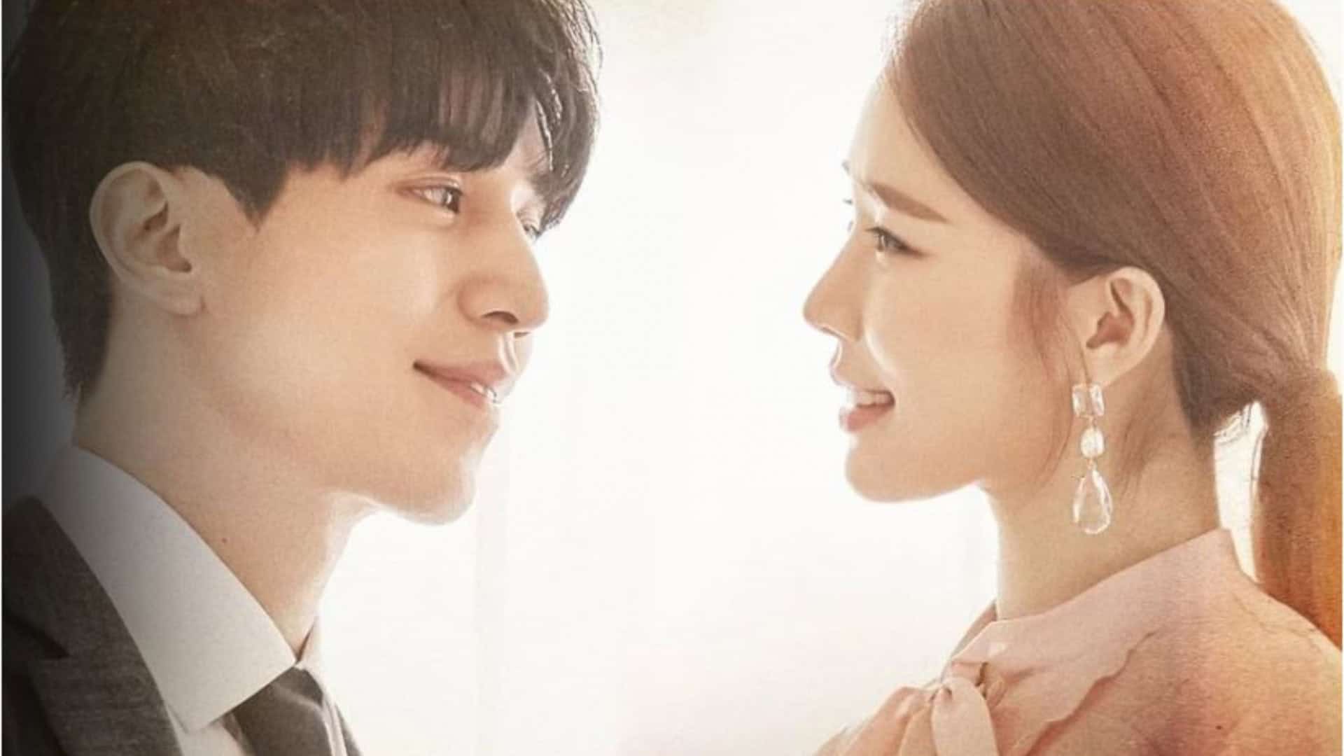 casal coreano sorrindo apaixonado um para o outro.