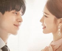 casal coreano sorrindo apaixonado um para o outro.