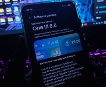 Bangalore, Índia - setembro de 2025: Imagem aproximada da atualização do software One UI 8.0 pronto para ser instalado em um Smartphone Samsung Galaxy Android. Atualização do sistema Android 16. Última atualização do Sistema Operacional.