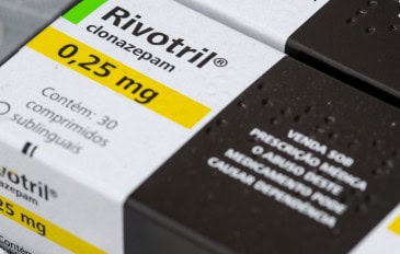 São Paulo, SP, Brasil – 12 de dezembro de 2020 – Comprimidos de Rivotril (Clonazepam), medicamento para ansiedade e depressão, imagem editorial.